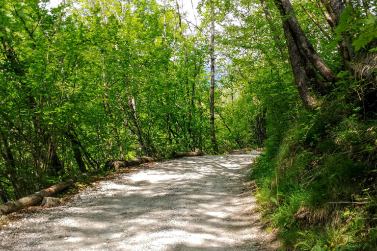 Il villaggio lungo il fiume sentiero