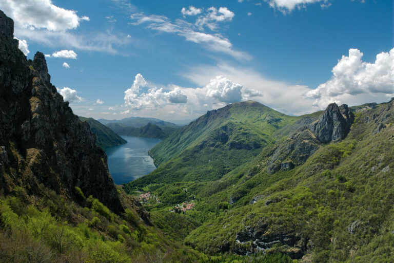 Trekking nella foresta della valsolda: lago di Lugano