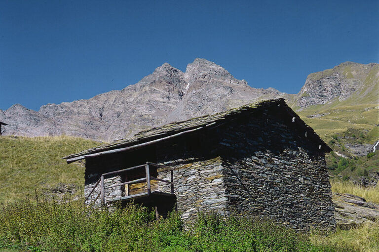 5 laghetti da non perdere in valchiavenna: baite Val febbraro