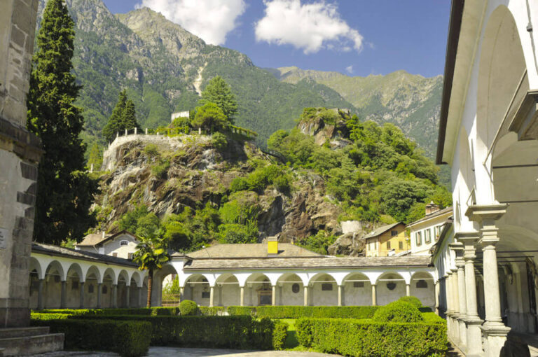 Chiavenna e i piccoli borghi collegiata san lorenzo