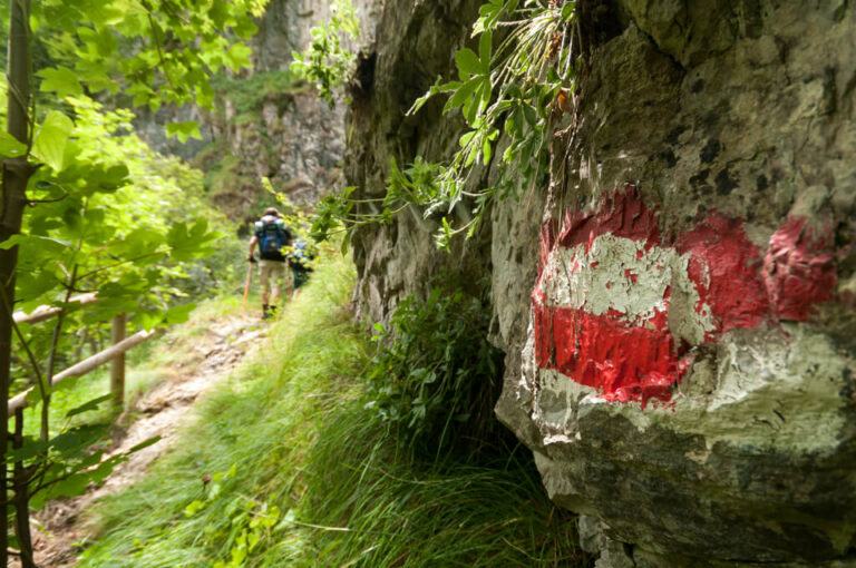 Tra pozze e cascate in valle inzino. segnaletica lungo il sentiero