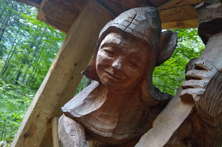 Val seisera: sculture in legno lungo il sentiero degli alberi