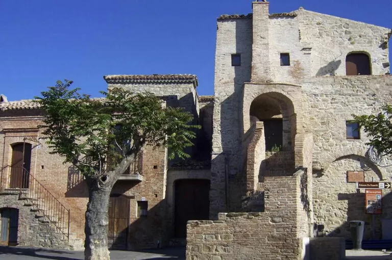 Tra i calanchi di aliano: case con gli occhi