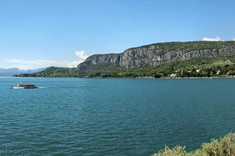 Battello lago di Garda: baia sirene