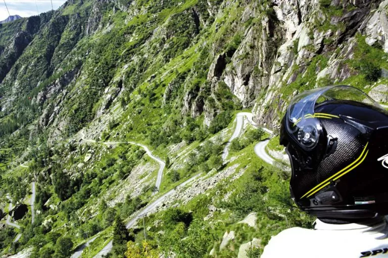 In moto sul colle del Nivolet: tornanti