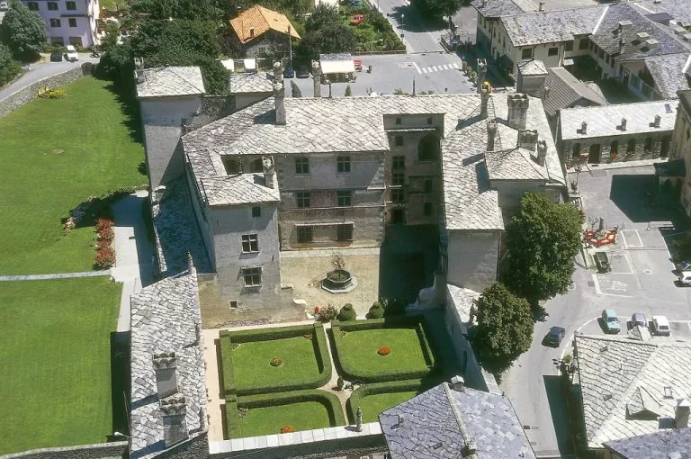 Castello Issogne: veduta aerea