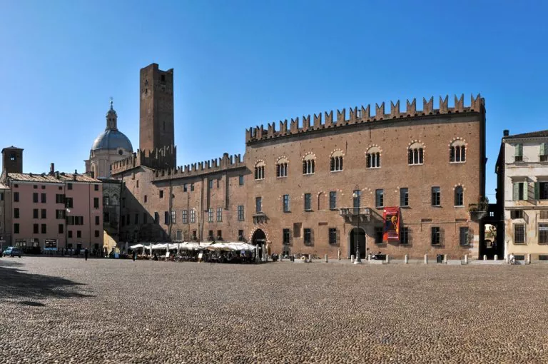 Mantova: piazza Sordello