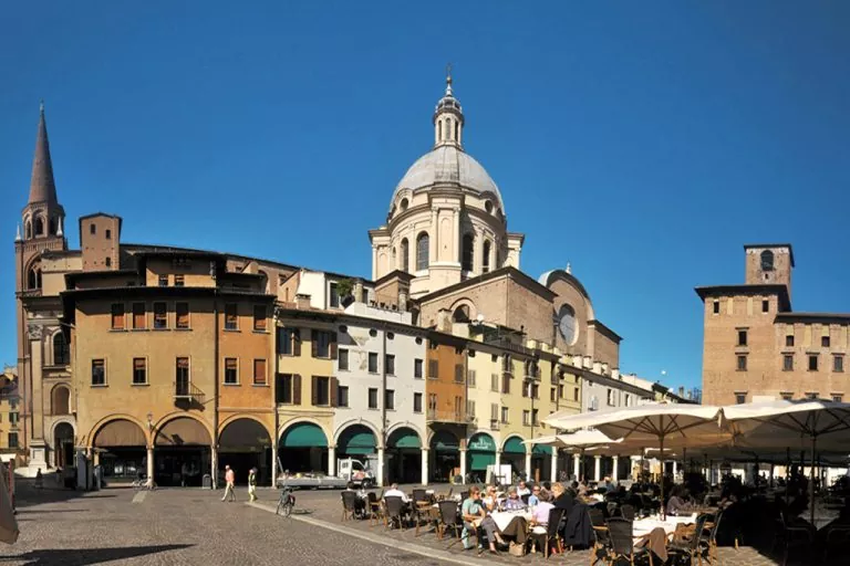 Mantova: piazza delle Erbe