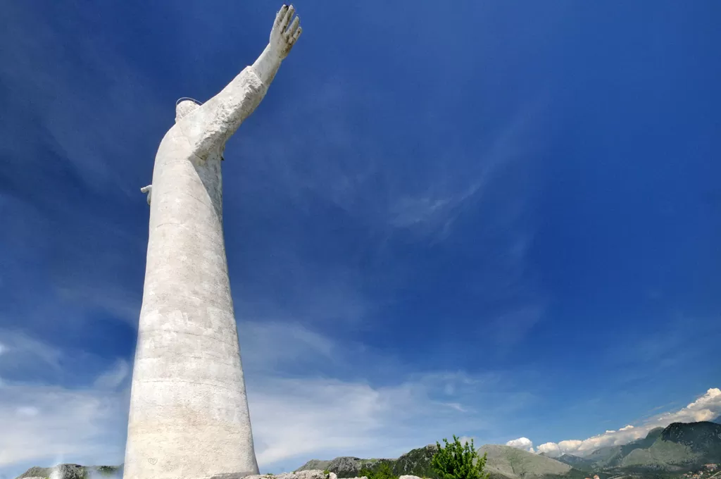 Maratea, le spiagge e le statue del Cristo