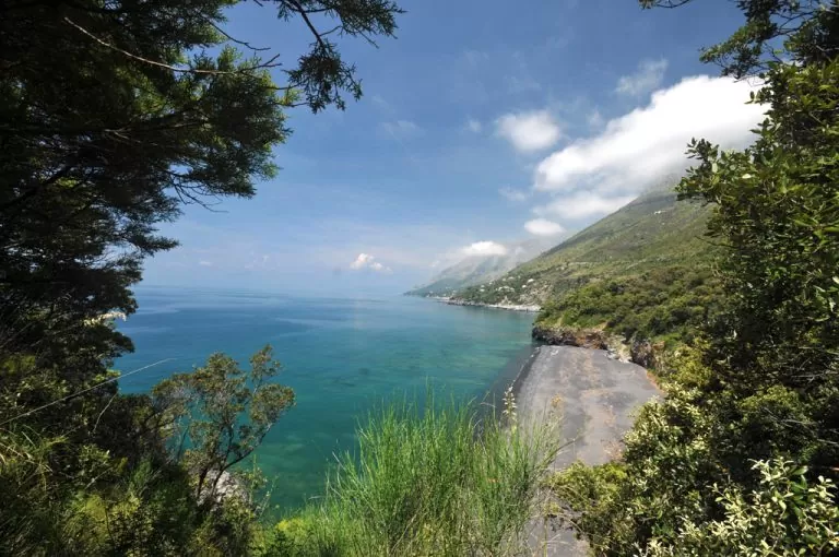 Maratea, le spiagge e le statue del Cristo
