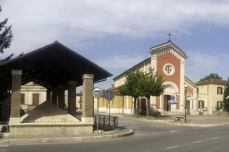Scurcola Marsicana: chiesa e lavatoio