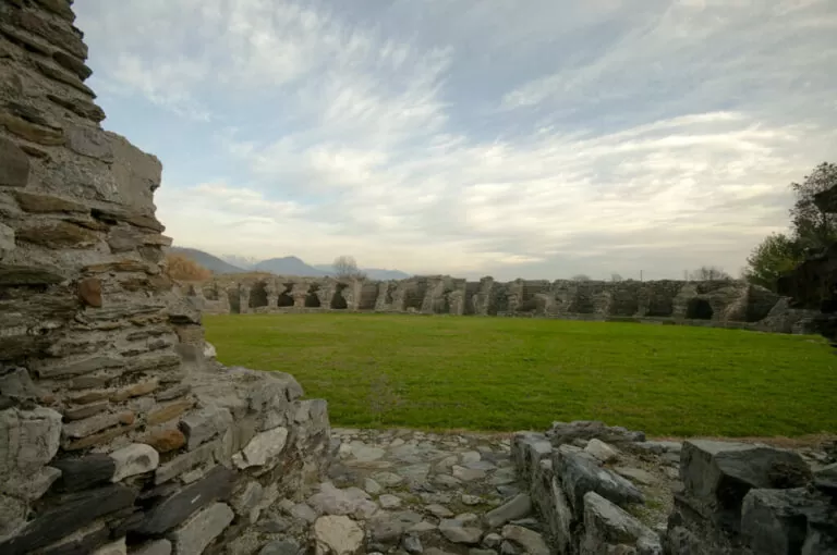 Alla scoperta della città romana di luni: anfiteatro romano