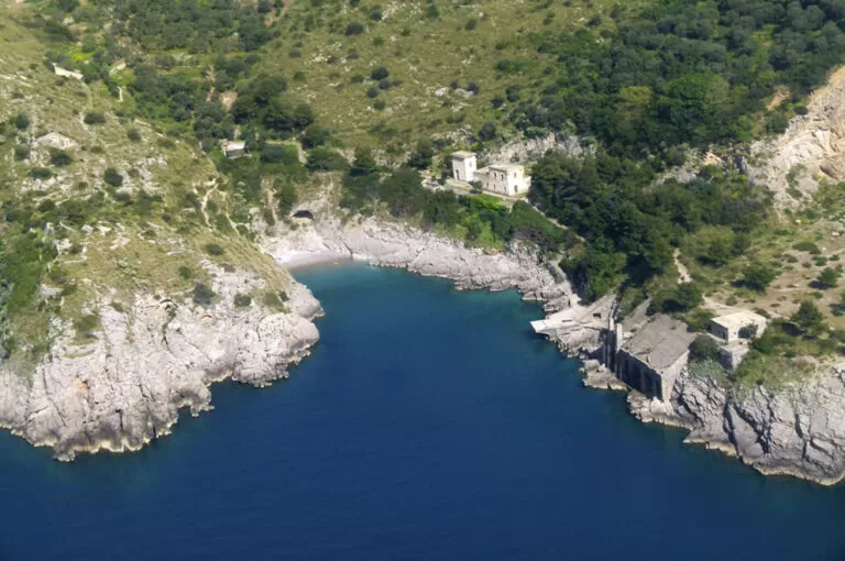 Baia di ieranto: veduta aerea
