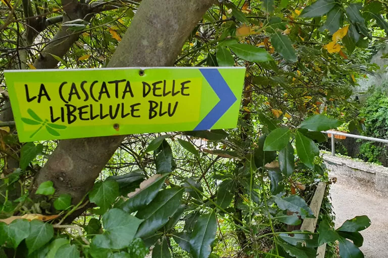 La cascata delle libellule blu e la cascata della ferriera: segnaletica