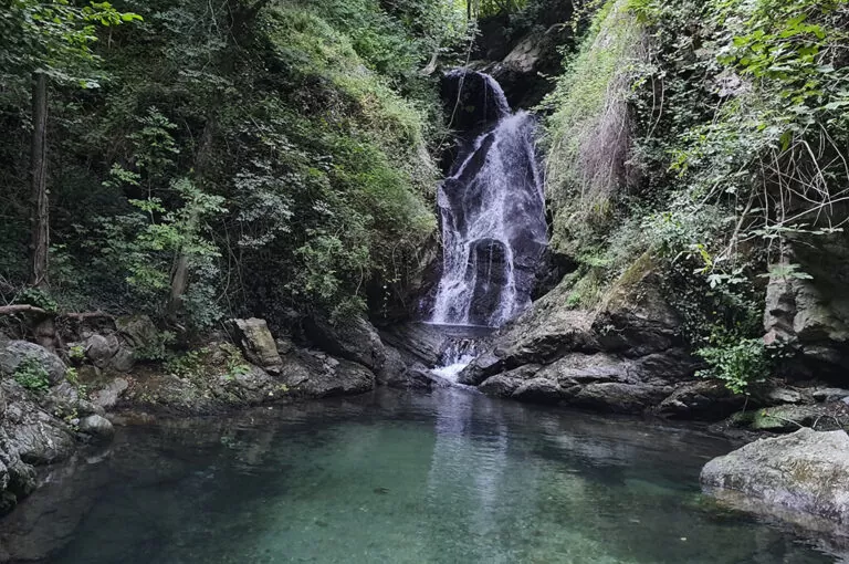 La cascata delle libellule blu e la cascata della ferriera: cascata libellule blu
