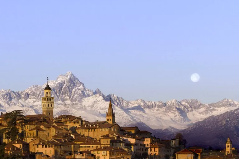 Un giorno a saluzzo: saluzzo e il Monviso sullo sfondo