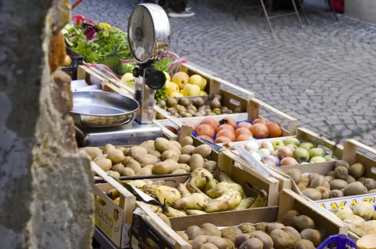 Un giorno a saluzzo: mercato delle donne