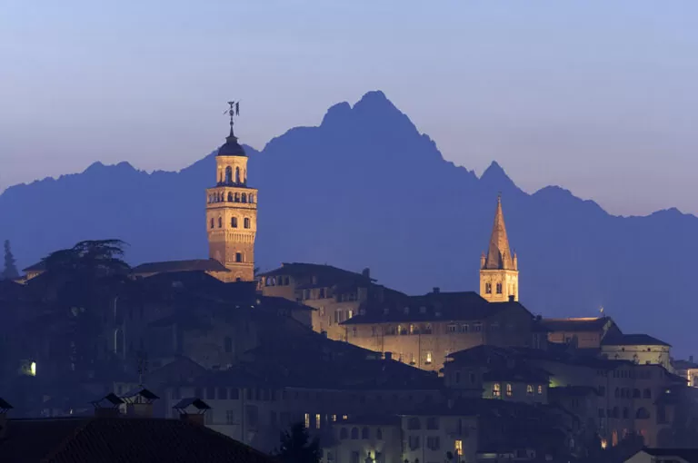 Un giorno a saluzzo: notturna sul borgo