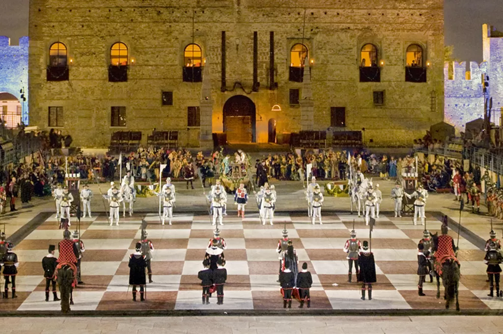 Partita a scacchi a personaggi viventi