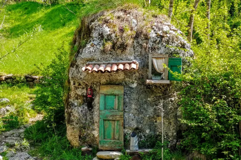 Il villaggio lungo il fiume casetta