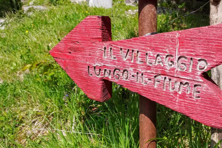 Il villaggio lungo il fiume indicazioni
