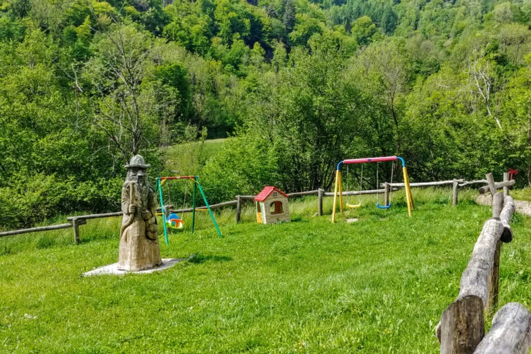 Il villaggio lungo il fiume partenza