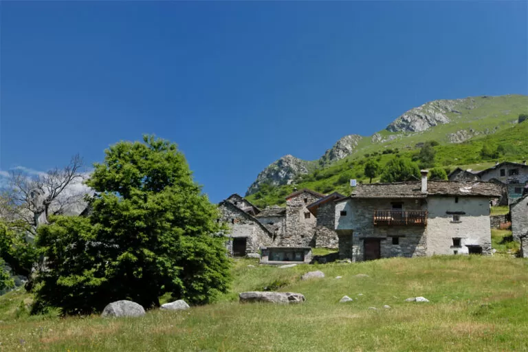 Trekking al lago darengo: baite di Baggio