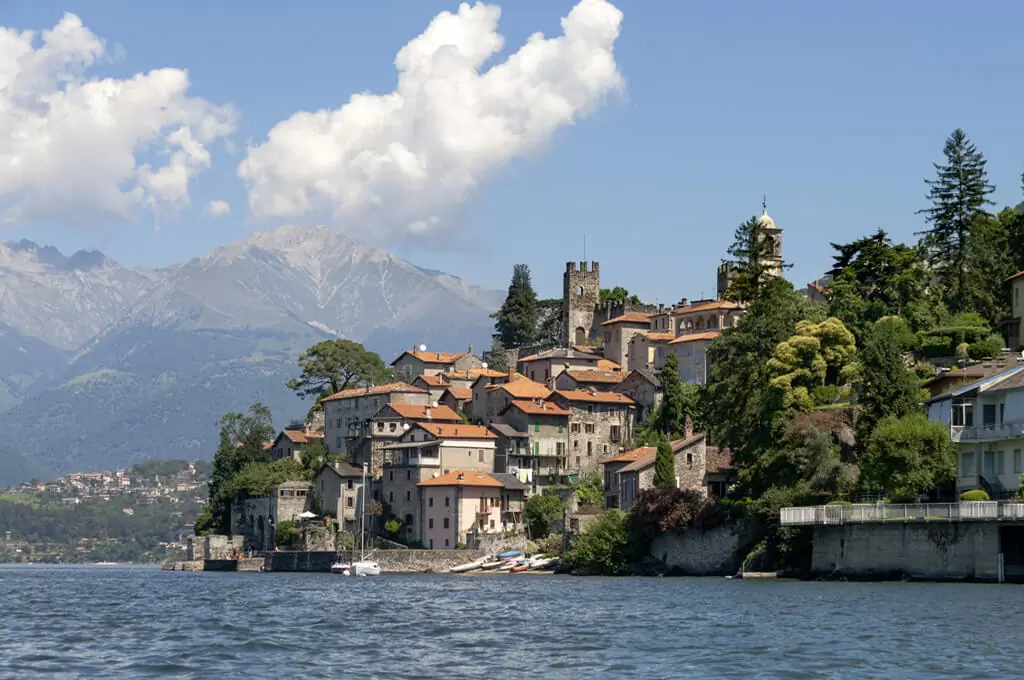 Corenno plinio: borgo vista lago