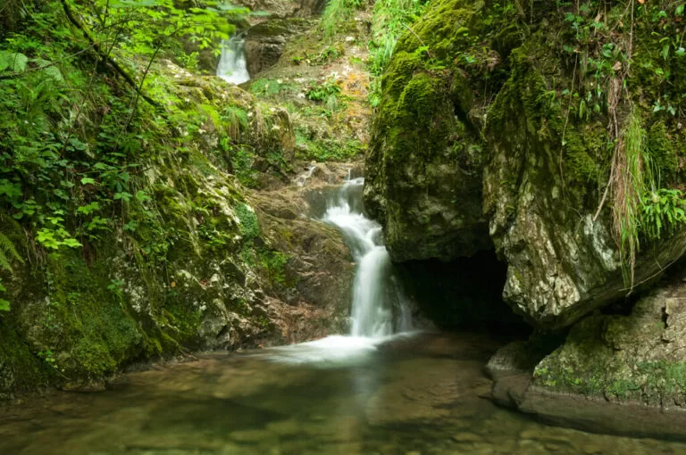 Tra pozze e cascate in valle inzino: ruscello e cascatella