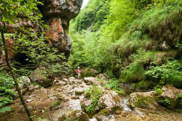 Tra pozze e cascate in valle inzino: attraversamenti fiume