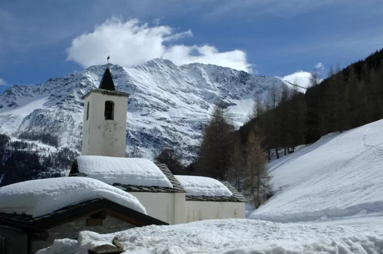 In camper sulle nevi della valle d'aosta: cappella San Bernardo