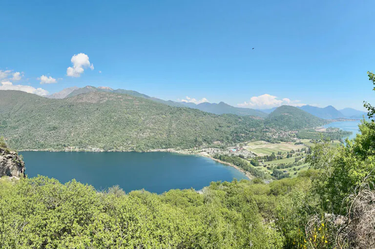 Veduta sul lago di Mergozzo con il lago Maggiore sullo sfondo