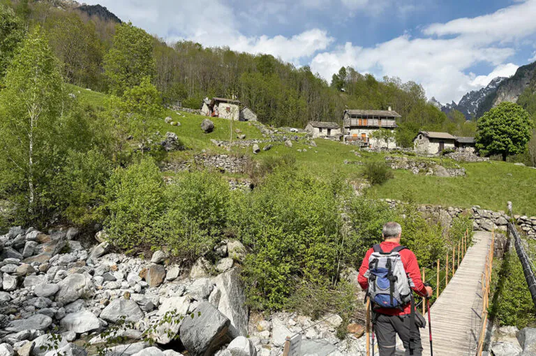 In val codera fino al rifugio brasca 09 il ponte tibetano di saline