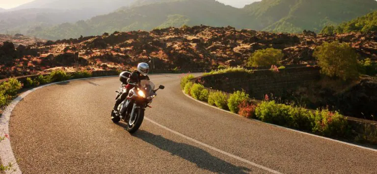 Motorradfahrerin auf tour in sizilien